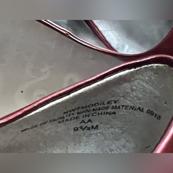 NINE WEST RED VEGAN LEATHER PUMP WITH RED GEMS DOWN BACK KITTEN HEEL NWOB - Picture 7 of 10